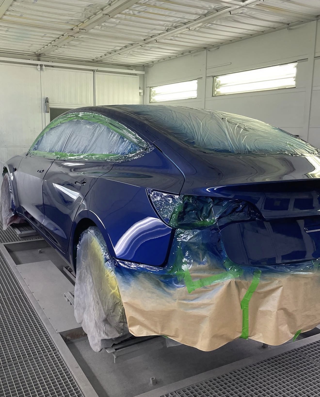 Efter — Tesla Model 3 – bakparti före och efter lackering