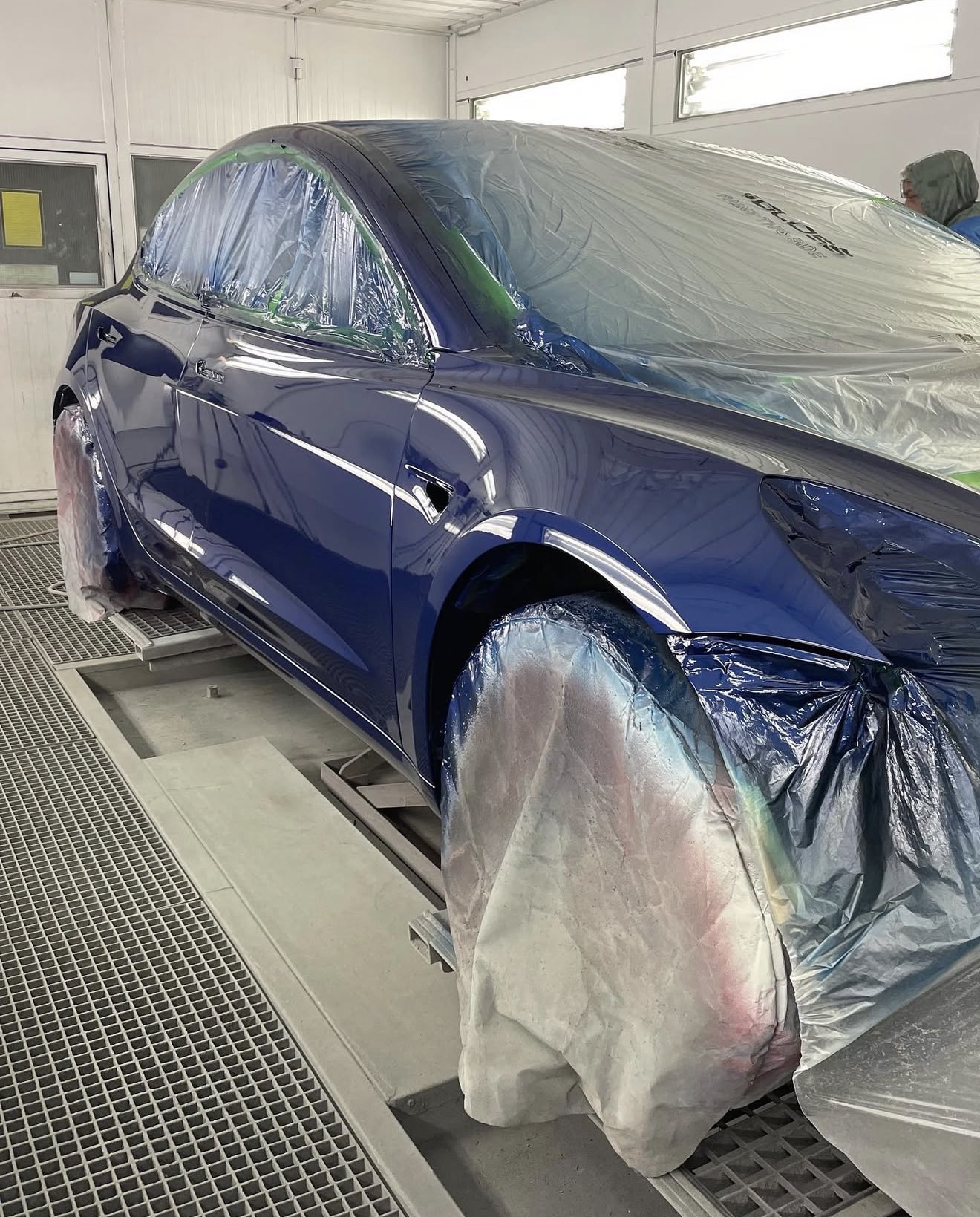 Efter — Tesla Model 3 – framparti före och efter lackering