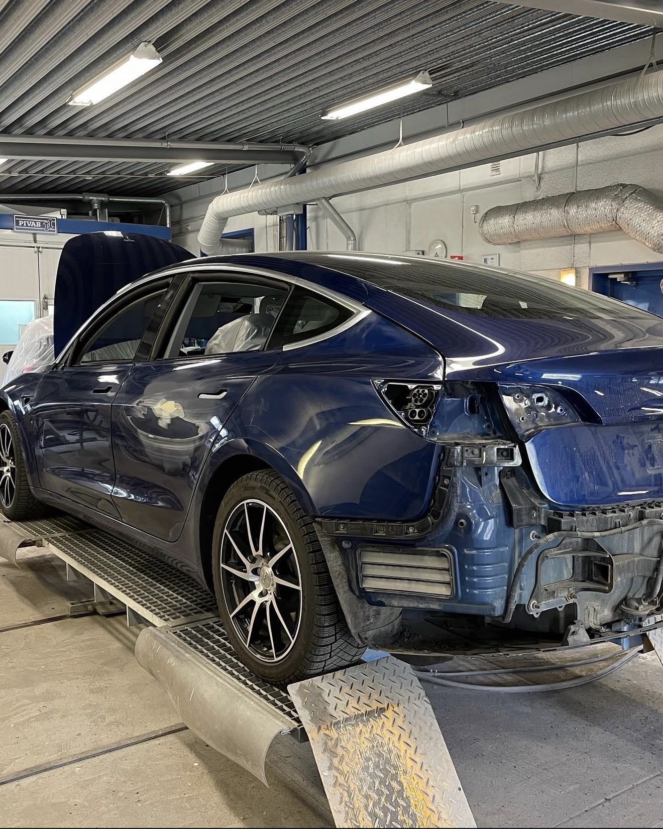 Före — Tesla Model 3 – bakparti före och efter lackering