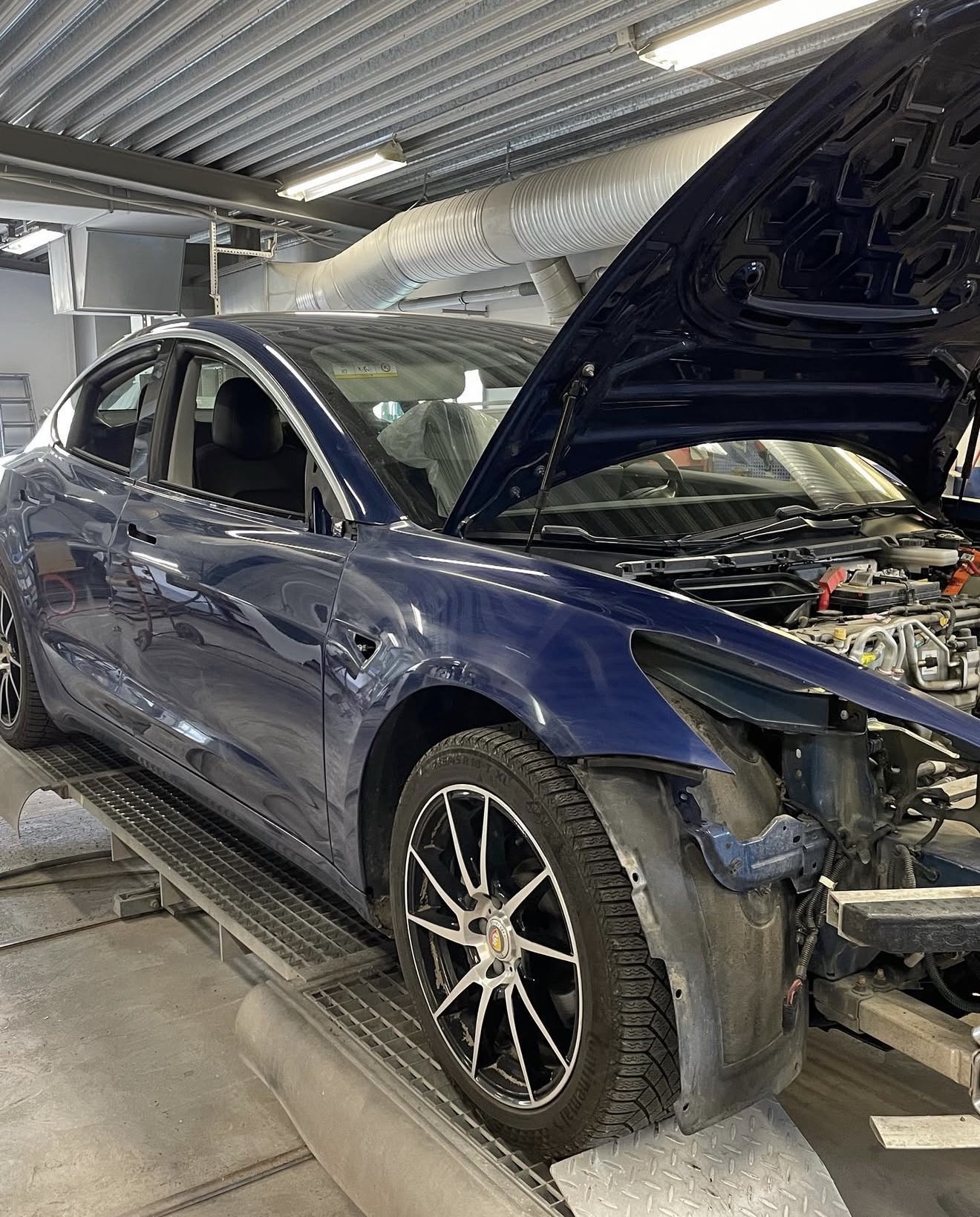 Före — Tesla Model 3 – framparti före och efter lackering